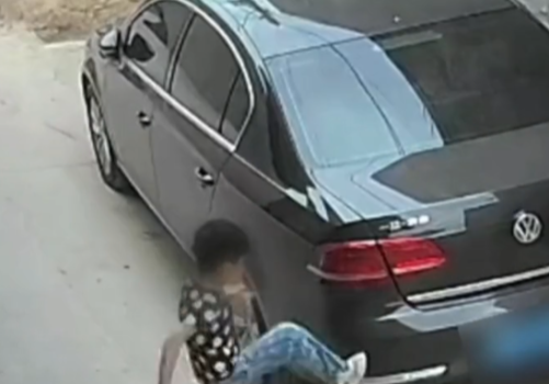 甘肃2名男孩用砖砸轿车 监控录像拍下整个过程