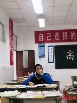 四川凉山一名男生被北京大学录取，收到录取通知书前在地里割猪草 扯豆子