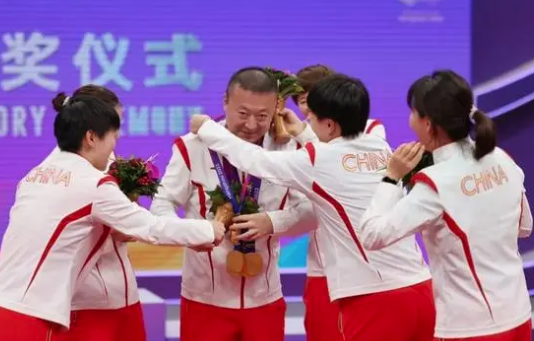 国乒女团队员为主教练马琳戴上金牌 马琳感谢队员