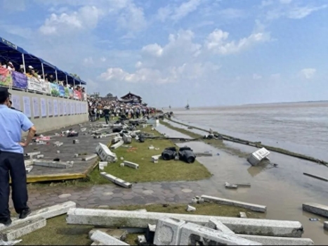 嘉兴海宁盐官观潮景区暂关闭，因钱塘江浪潮太大，护栏被冲塌，多名游客被冲倒