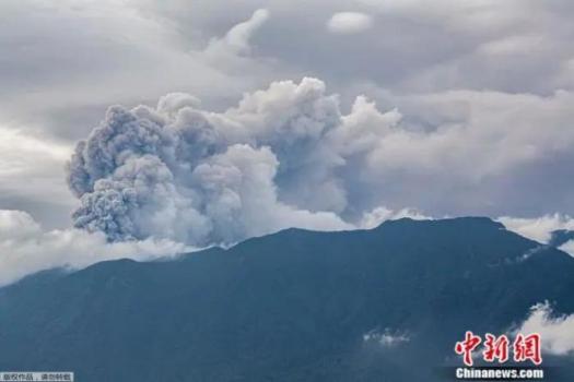 印尼火山喷发11名登山者死亡，还有12人下落不明