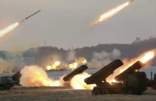 朝鲜：金正恩指导超大型火箭炮射击训练