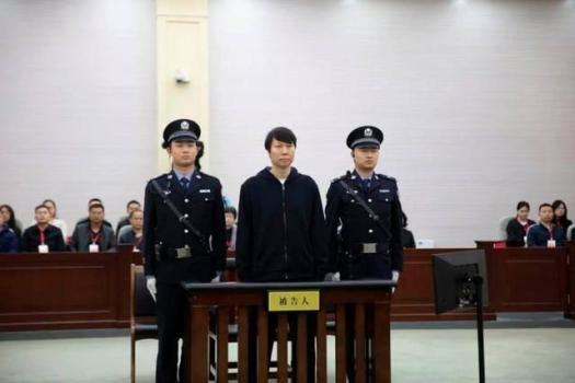 李铁受审被控五宗罪 涉案金额超1亿 仍留着标志性刘海