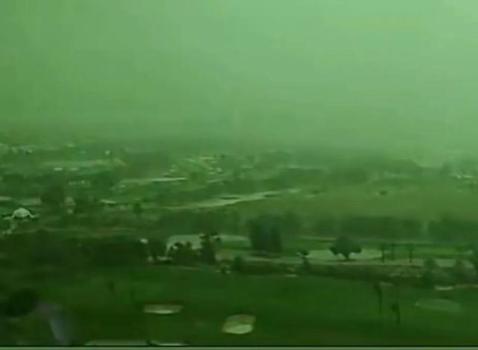 暴雨袭击阿联酋迪拜天空一秒变绿，科学解释来了