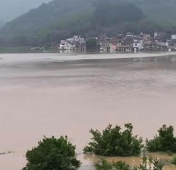 强降雨致广东四会一拦洪沟决堤 连夜转移200余人，全力抢险救灾