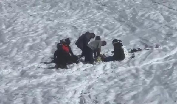 新疆一滑雪场游客被埋身亡？目击者拍下视频 道外滑雪隐患凸显