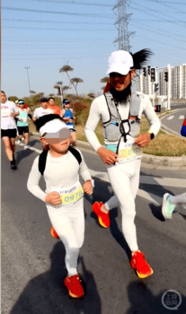 带9岁儿子跑完马拉松爸爸被禁赛 两年竞赛生涯戛然而止