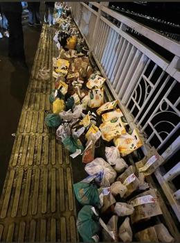城管局回应重庆长江大桥外卖鲜花成堆 桥上祭奠物品将整理