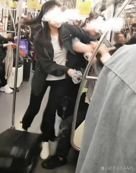 男女地铁上因座位起争执被乘客嫌吵 公共礼仪引热议