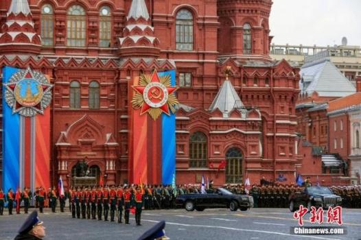 普京红场阅兵向前线俄军战士致敬 铭记历史，展望和平未来
