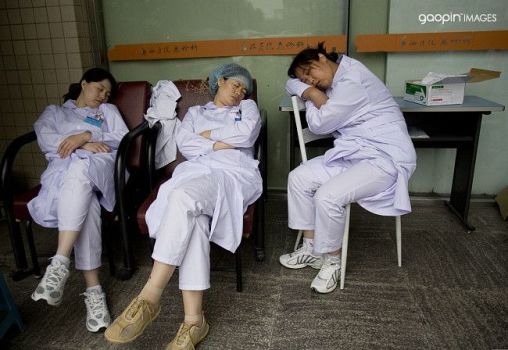 一晚上看护病人近40名值班护士仅两名 医护比失衡亟待解决
