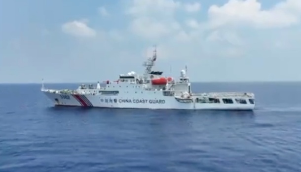 中国海警位黄岩岛开展海上救生训练 模拟落水迅速救援实录
