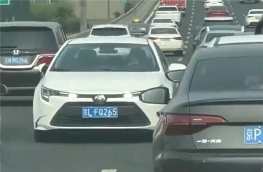 女子在快速路剐蹭后逆行致严重拥堵 北京警方：刑拘！