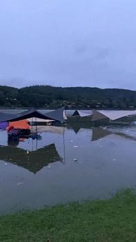 景区回应网红露营地因大雨被淹 安全预案待加强