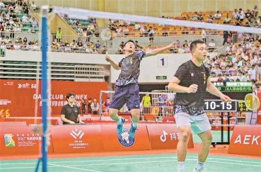 “林丹杯”深圳羽毛球公开赛举行：群星璀璨表演赛引爆场馆
