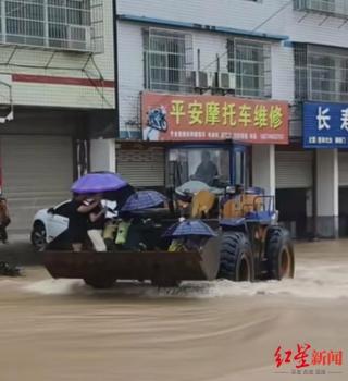 村支书开铲车转移30多名洪水围困群众 实干书记获赞