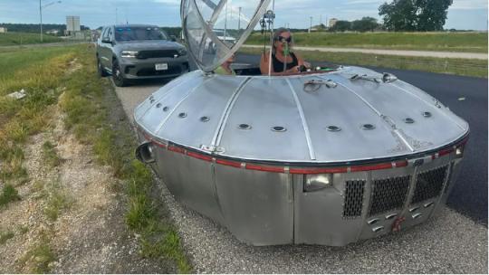 美国警察拦下“UFO” 飞碟车上路引围观