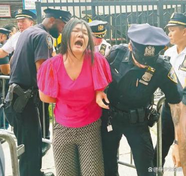 纽约华人与警察激烈冲突 女议员咬伤警员被捕