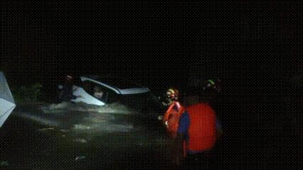 两人暴雨被困 沈阳消防成功救援 车辆淹没前夕生死营救