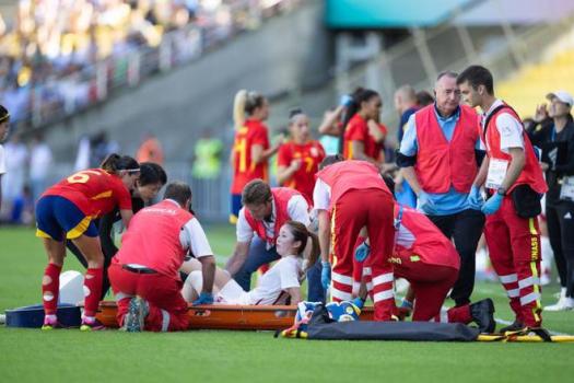 日本女足球员无对抗情况下受伤倒地 被担架抬出