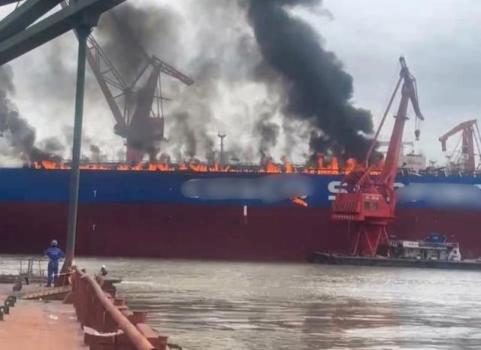 黄埔大桥附近轮船起火 检修油管意外引燃，无人伤亡