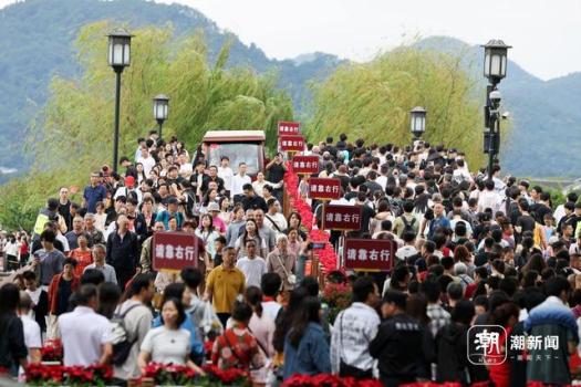 国庆首日杭州西湖景区人从众 断桥白堤游人如织