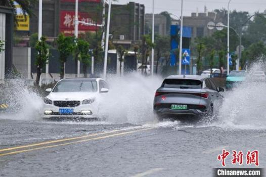 强降雨致海口街道严重积水 多部门紧急抢排