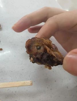 高校回应食堂饭菜中是鸡头非鼠头 异物经检测确认