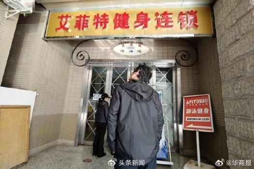 男孩溺亡时3名安全员均不在岗 家属质疑救生员缺席原因