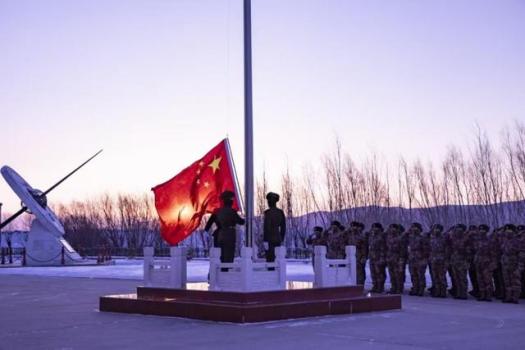 新年第一天戍边民警擦拭描红界碑 共同守护国泰民安