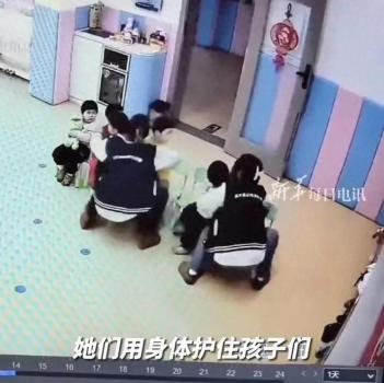 地震时瘦弱女幼师尝试一次抱4个娃 大爱无私感动人心