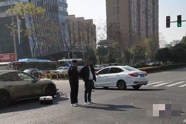 客户试驾小米汽车时撞上电瓶车 疑电瓶车闯红灯