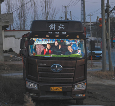 男子開(kāi)車一千多公里回家過(guò)年 千里歸途只為團(tuán)圓