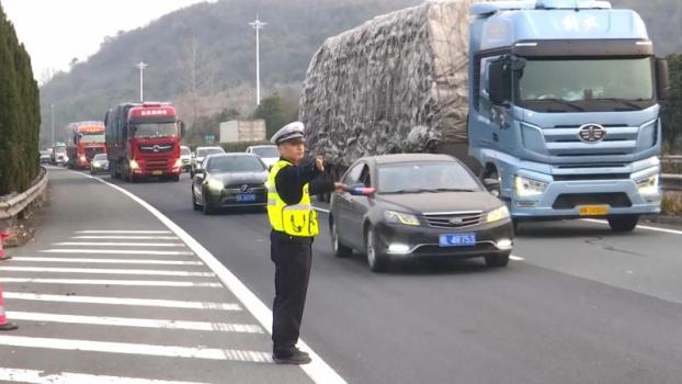 江西杭瑞高速九江段車流激增 春運高峰考驗交警疏堵能力