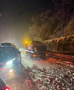 高速暴雪返鄉(xiāng)大軍從白天堵到黑夜 平安回家最重要