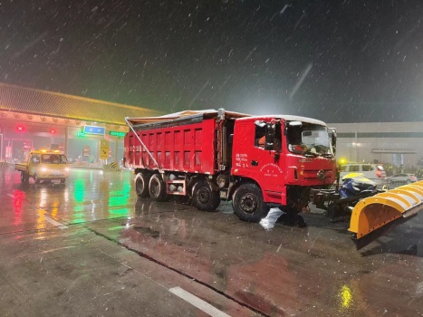 河南高速人與冰雪賽跑守護春運平安 晝夜鏖戰(zhàn)保暢通