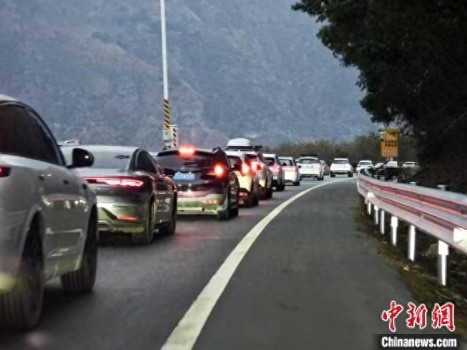 京昆高速四川雅西段迎假期返程高峰 車流大行駛緩