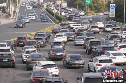 上海迎來春節(jié)高速返程車流高峰 車輛有序通行