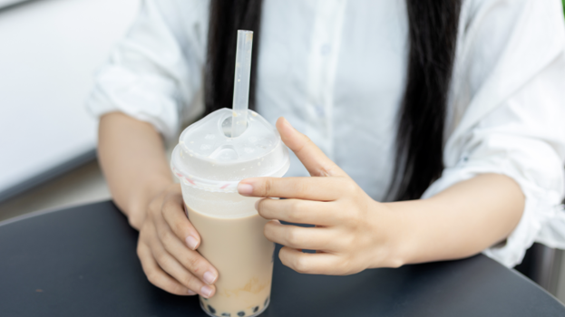 血拼價格,，扎堆上市，資本還能喝下多少杯奶茶 新茶飲市場競爭白熱化