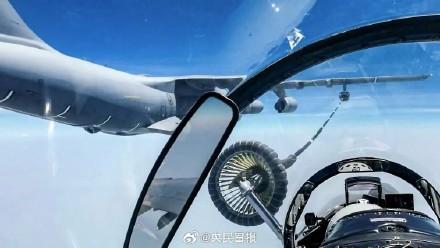 运油20在云端穿针引线 战机高空加油训练