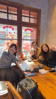 青岛姑娘在韩摆摊卖中国小吃 街边美食火爆出圈