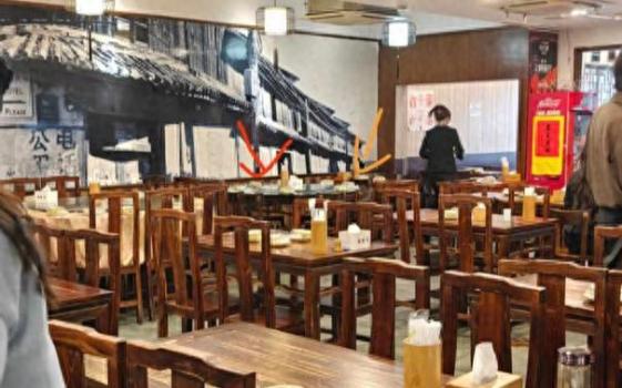 男童尿急母亲让其尿入饭店杯具中