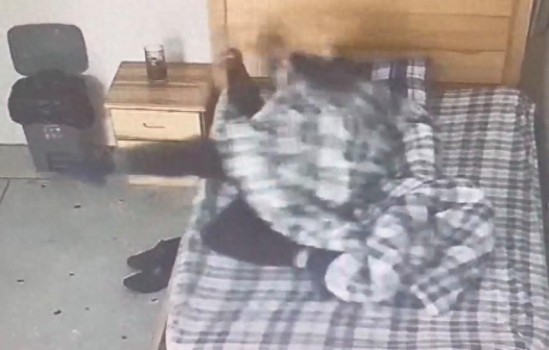 睡觉"拳打脚踢"或是疾病信号 警惕快动眼睡眠障碍