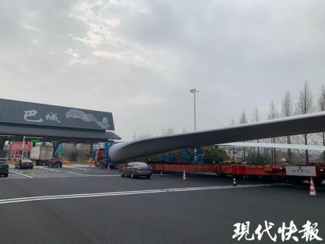 三件百米风电叶片耗10小时过收费站 多方联动保畅通