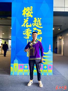 樱花树下跑汉马 彝族选手期待破纪录