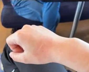 男子高铁上光脚霸座打人后续 警方介入调查