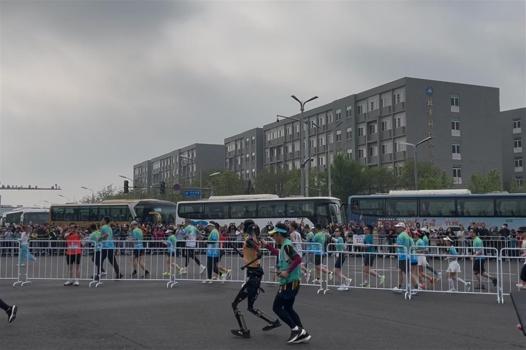 机器人马拉松 人机同框竞技引关注