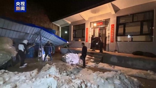 甘肃康乐遇强降雨 积雹厚度超10厘米 暴雨红色预警发布