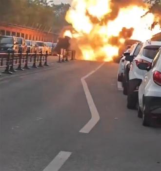 南京一车辆爆燃 附近车辆遭波及 无人员伤亡