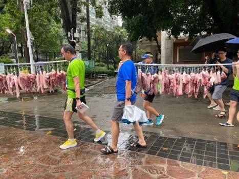 广州一小区喊业主减肥 减重奖励猪肉